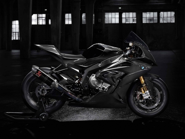 Черный мотоцикл BMW HP4 Race, 2018 