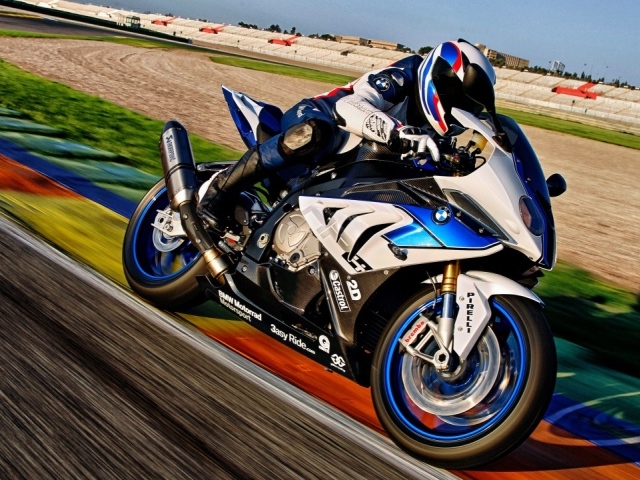 Мотоцикл BMW HP4 на мотокроссе 