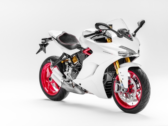 Мотоцикл  Ducati SuperSport S, 2017 на белом фоне 