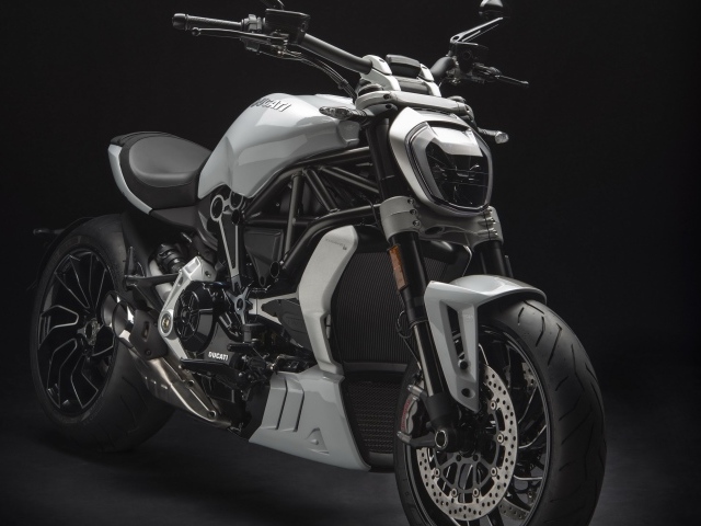 Мотоцикл Ducati XDiavel S, 2018 на черном фоне
