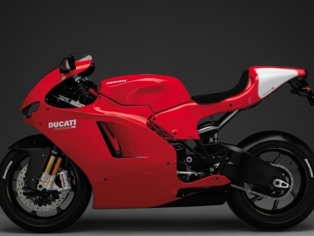 Красный мотоцикл Ducati Desmosedici RR на сером фоне