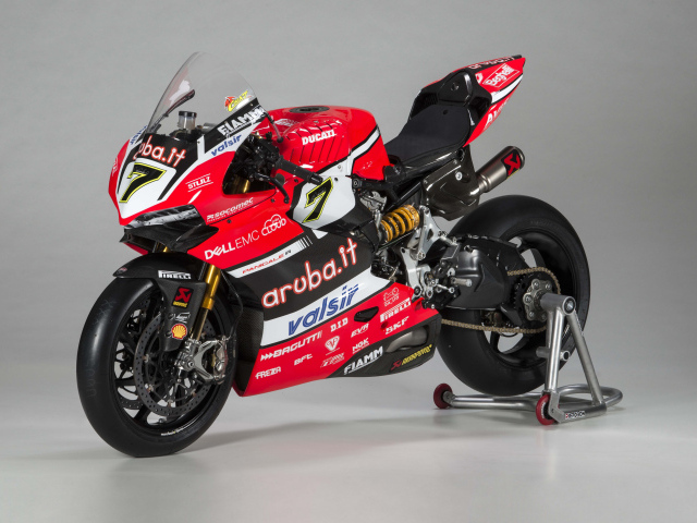 Красный мотоцикл Ducati Panigale R Superbike, 2017 на сером фоне