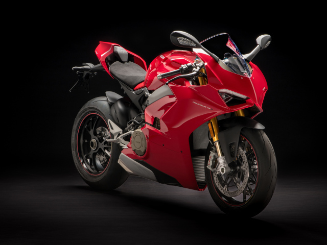 Красный мотоцикл Ducati Panigale V4 S, 2018 вид спереди