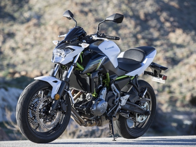 Серый мотоцикл Kawasaki Z650