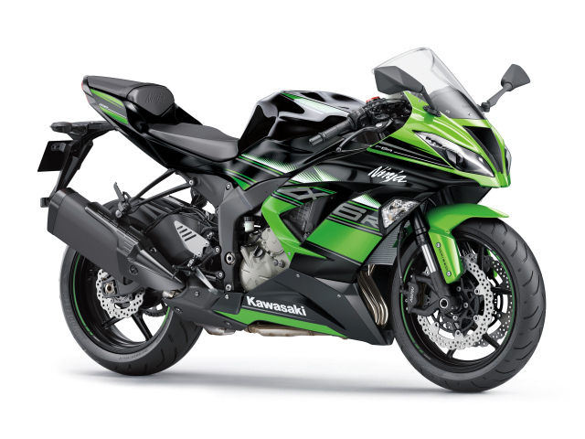 Мотоцикл Kawasaki Ninja ZX-6R на белом фоне