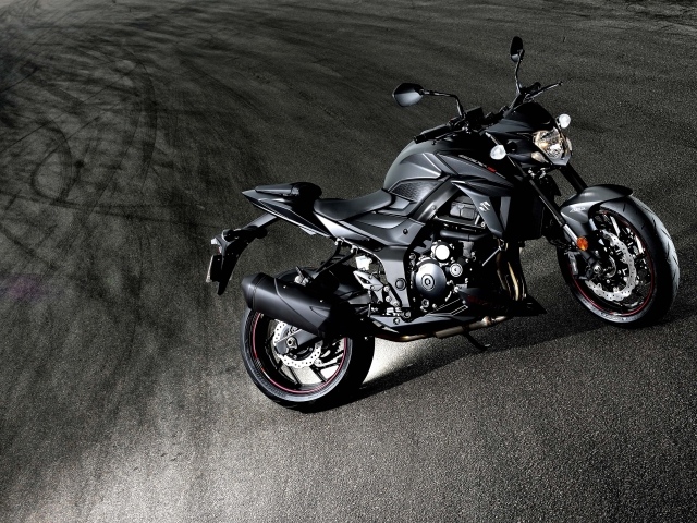 Красивый мотоцикл Suzuki GSX-S750, 2018 на асфальте