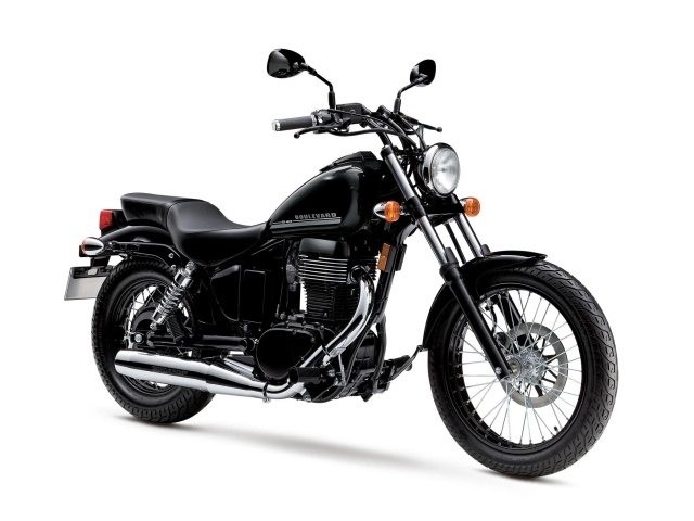 Черный мотоцикл Suzuki Boulevard S40 на белом фоне 