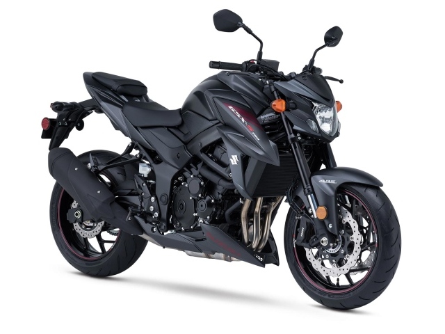 Черный мотоцикл Suzuki GSX-S750Z на белом фоне