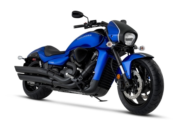 Синий мотоцикл Suzuki Boulevard M109R BOSS на белом фоне 