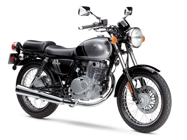 Мотоцикл Suzuki TU250X  на белом фоне 
