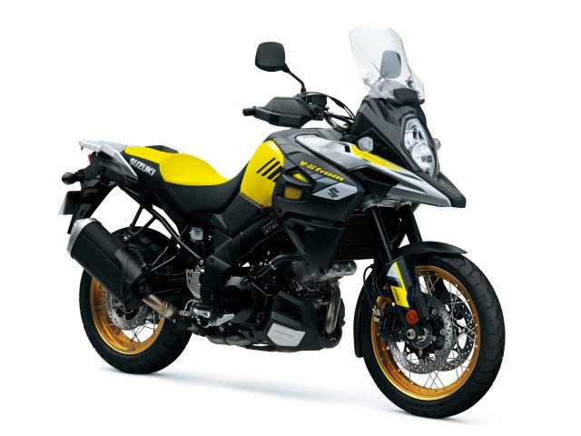 Быстрый мотоцикл Suzuki V-Strom 1000, 2018 на белом фоне