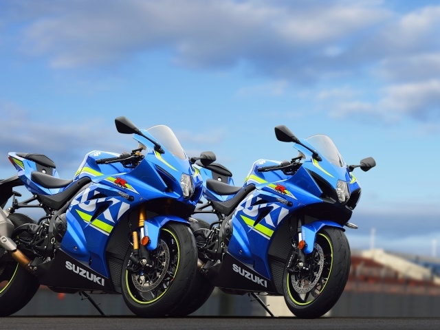 Два синих гоночных мотацикла  Suzuki GSX-R1000, 2017