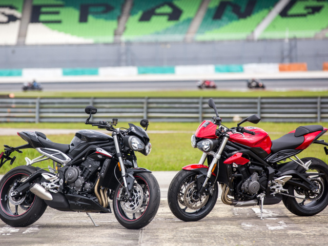 Черный и красный мотоциклы Triumph