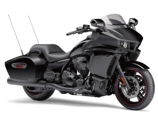 Черный мотоцикл Yamaha Star Eluder, 2018 на белом фоне