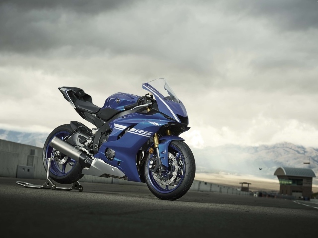 Синий мотоцикл Yamaha YZF-R6, 2017 года на фоне неба