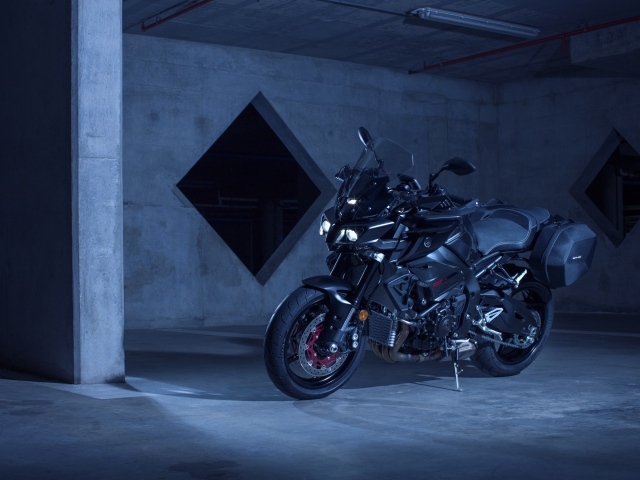 Мотоцикл Yamaha MT-10 в гараже 