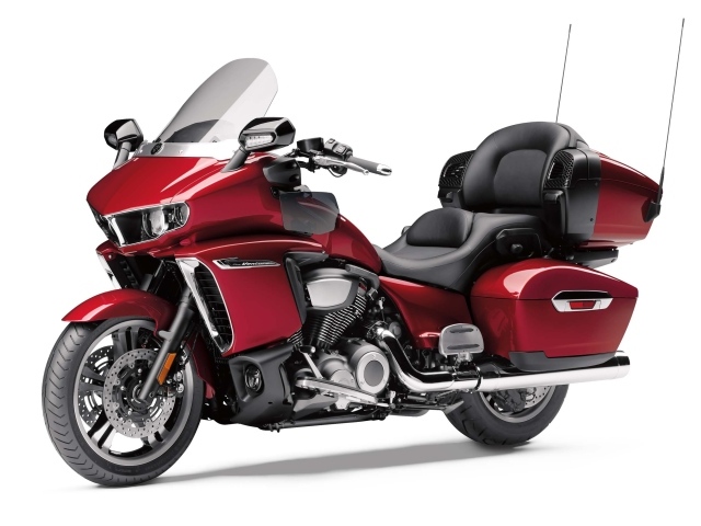 Красный мотоцикл Yamaha Star Venture, 2018 на белом фоне