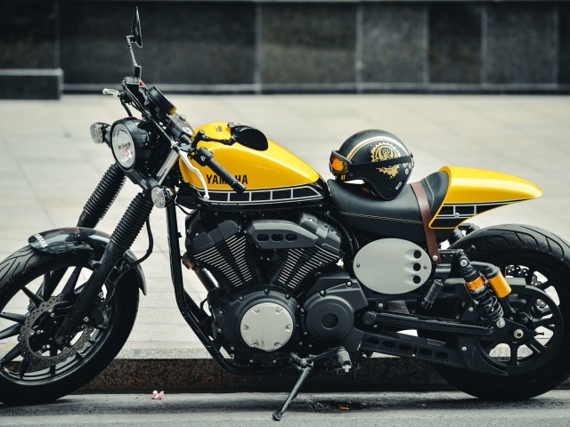 Мотоцикл Yamaha со шлемом на сиденье 