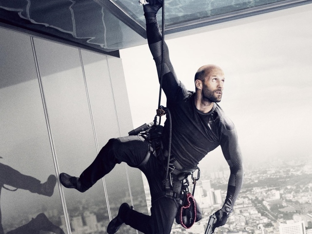 Артур Бишоп висит на страховке на стене фильм Механик Воскрешение 