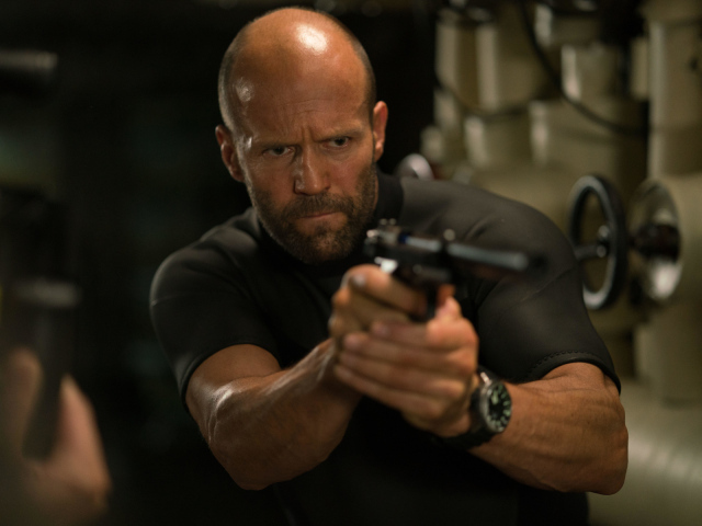 Артур Бишоп с оружием персонаж фильма Механик Воскрешение 