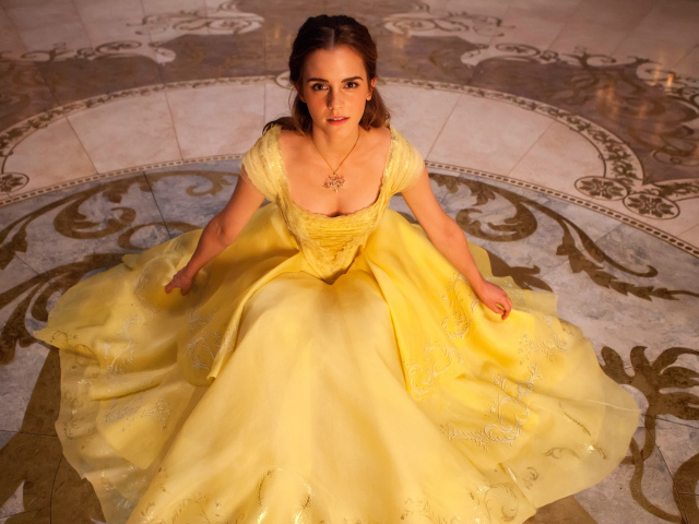 Белль в красивом желтом платье фильм Красавица и чудовище 2017 