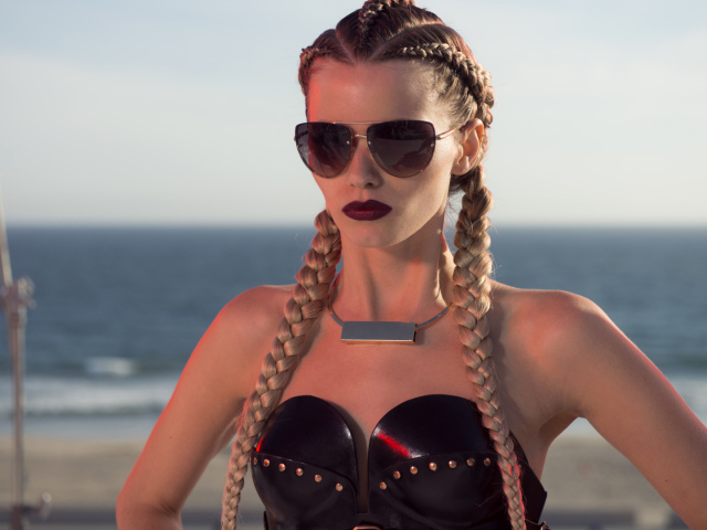 Модель Сара персонаж фильма Неоновый демон 