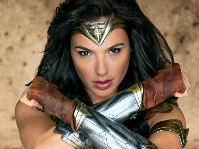 Актриса Галь Гадот в фильме Чудо- женщина 2017 