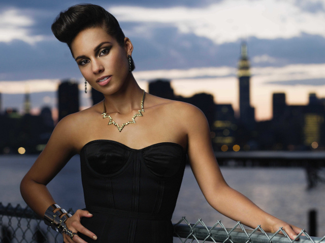 Американская певица Алиша Киз у моста 