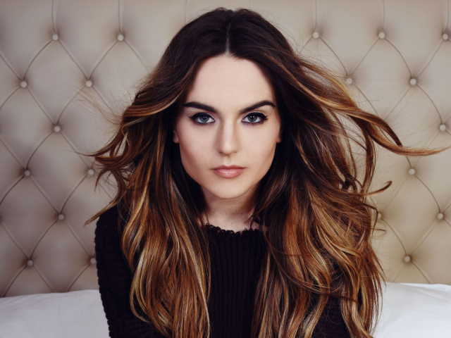 Американская певица Джоджо с длинными волосами