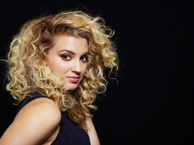 Красивая девушка американская певица Тори Келли