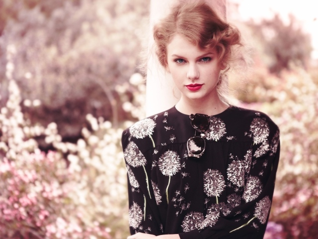 Красивая рыжеволосая певица Тейлор Свифт 