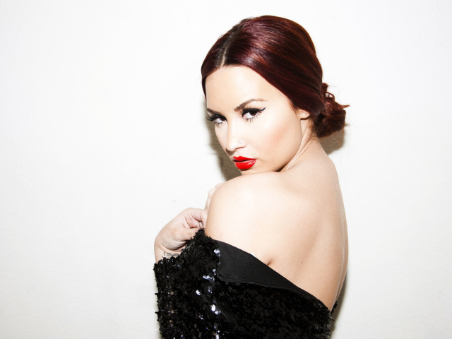 Красивая певица Деми Ловато с ярким макияжем