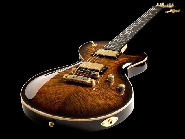 Дорогая гитара DBZ Guitars Bolero на черном фоне