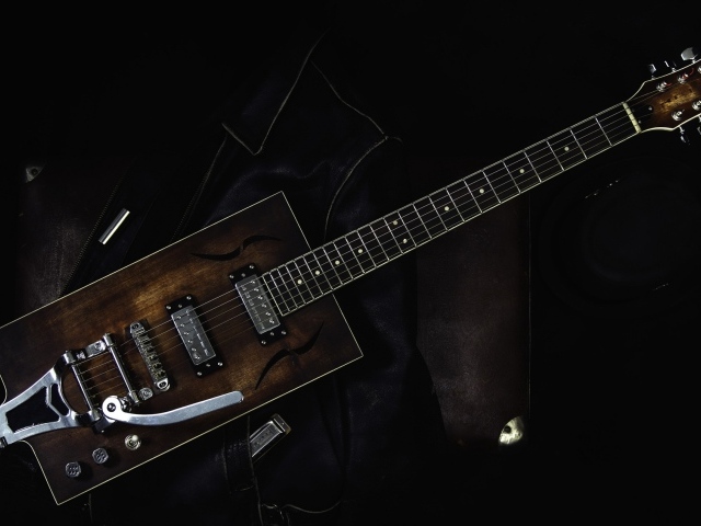 Гитара с черной кожаной курткой