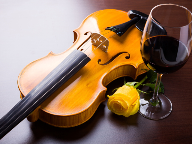 Скрипка с желтой розой и бокалом красного вина