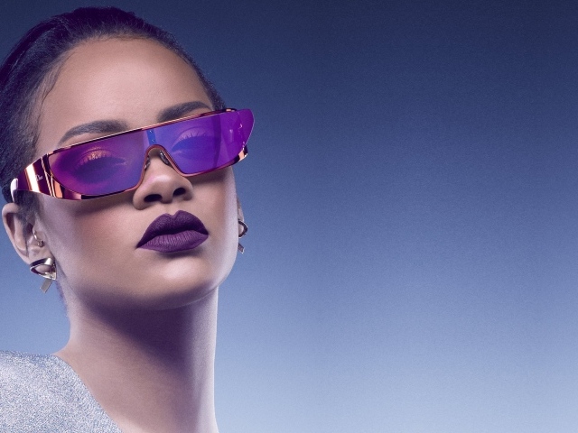 Молодая популярная певица Рианна в очках