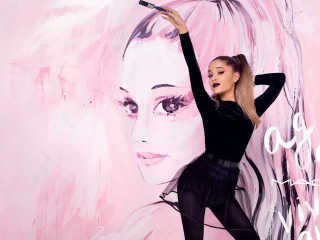 Молодая исполнительница Ариана Гранде в черном наряде