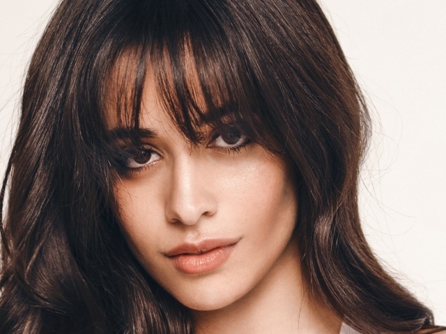 Молодая певица Камила Кабелло фото на белом фоне