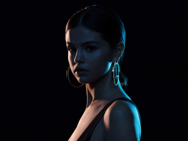 Молодая певица Селена Гомес фото на черном фоне