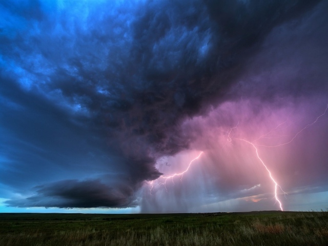 Красивое грозовое небо с молнией над полем