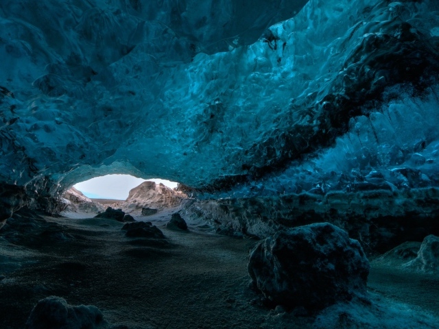 Удивительные ледяные пещеры 