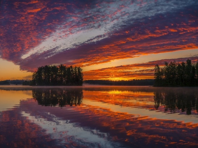 Красивое оранжевое небо на закате отражается в воде