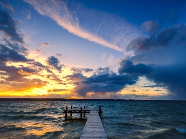 Мост в океане на закате солнца 