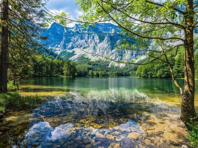 Кристально чистая вода в озере на фоне гор 