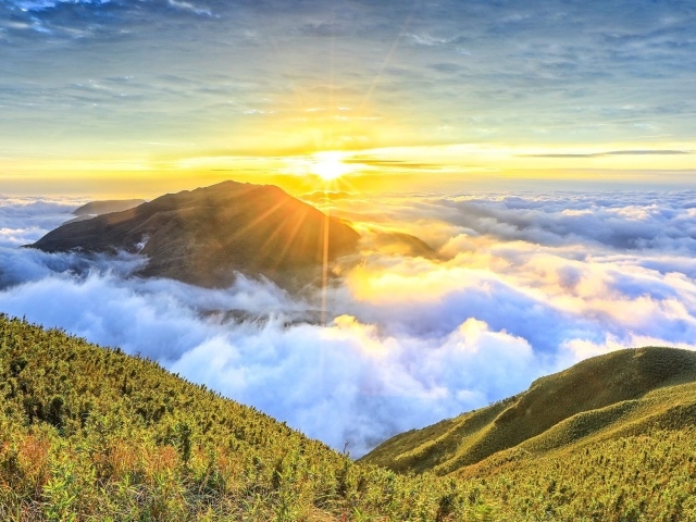 Рассвет солнца над белыми облаками 