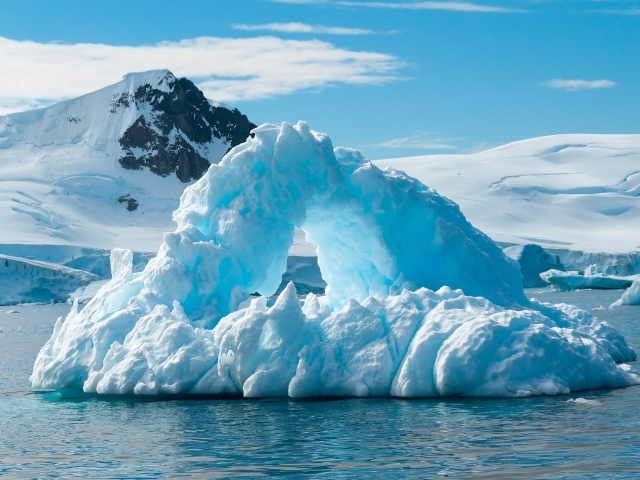 Большой голубой айсберг в Антарктиде