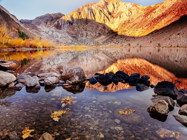 Гора Моррисон  отражается в озере Конвикт осенью
