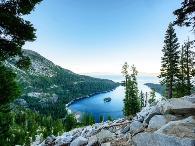 Живописная горная природа у голубого озера 