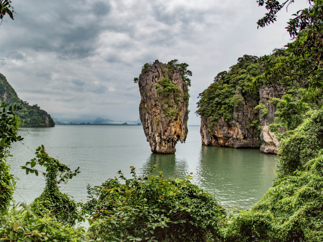 Скала в заливе в тропиках Таиланд