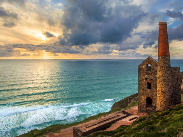 Руины здания на берегу океана под красивым  небом